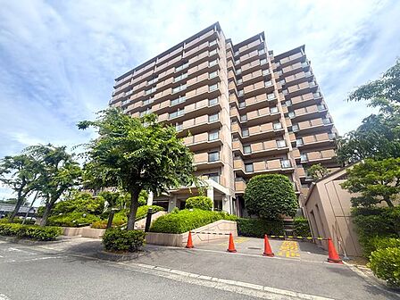 穏やかな風と陽光を導き、プライバシーに配慮された設計プランを採用し、居住性を一段と心地よいものにしています。周辺環境とのコラボレーションにより明るく開放的な空間を演出しております。