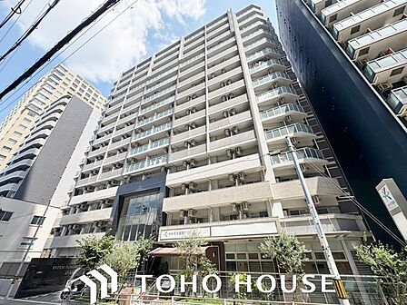 陽光を効率よく取り込めるよう、窓の配置や建物の形状に配慮された設計。外からの視線を適度に遮りながらも、室内に明るい光と心地よい風を届ける工夫が外観デザインからも見て取れます。