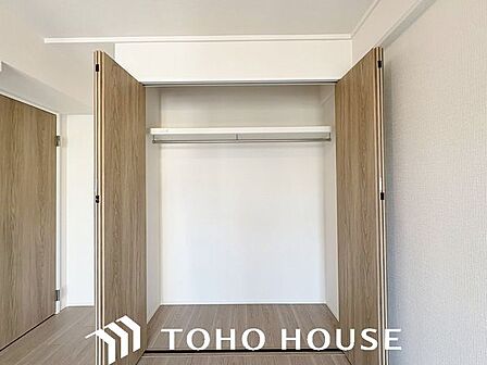 ハンガーパイプや枕棚が備え付けられた、実用的な衣類用クローゼット。丈の長いコートから季節物のケースまでスッキリと収まるため、居室内に余計な家具を置く必要がなく、お部屋を最大限広く使っていただけます。