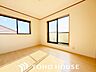 子供部屋：この邸の特徴として、収納が多いのも魅力の一つです。居室以外にも廊下部分や、あったら嬉しい場所に小屋裏や収納が設けられた拘りが嬉しい。