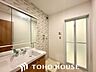 洗面：お家の中でも特にプライベートスペースとなる洗面所は、洗濯場所と浴室を同じ空間でまとめております。ここにも小窓を設置しておりますので、熱気などが籠りやすい空間でちょっとした空気の入れ替えを。