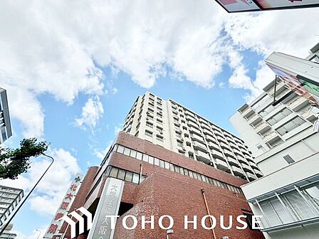 街に溶け合う美しい景観を生みだしているにも関わらず、採光や風通しを考えて設計された間取り。近隣との視線を考え、街全体で調整される窓位置。外観だけでなく、そこに住まうご家族の心地よさを最優先しました。