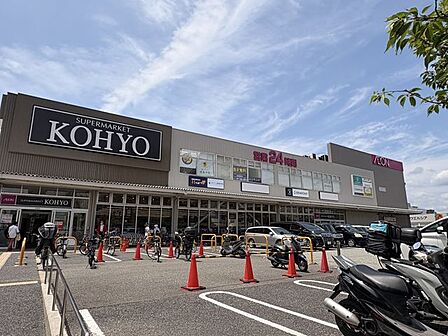 コーヨー淀川三国店 徒歩5分。 380m