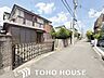 外観：街に溶け合う美しい景観を生みだしているにも関わらず、採光や風通しを考えて設計された間取り。近隣との視線を考え、街全体で調整される窓位置。外観だけでなく、そこに住まうご家族の心地よさを最優先しました。