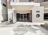 エントランス：毎日の行き帰りで必ず通行する、住まいの顔となるエントランス空間。流行に左右されないオーソドックスでシンプルな設計となっており、居住者や訪れる人々を落ち着いた雰囲気でスムーズに迎え入れます。