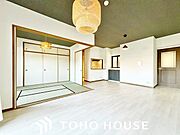 空気感という居心地の良いＢＧＭは、暮らしのステージを彩り、心からのやすらぎと満足感を与えてくれます。通風と採光を考慮したリビングは地域の鼓動を感じながらお寛ぎ頂くことが可能です。グ
