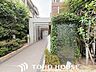 外観：街に溶け合う美しい景観を生みだしているにも関わらず、採光や風通しを考えて設計された間取り。近隣との視線を考え、街全体で調整される窓位置。外観だけでなく、そこに住まうご家族の心地よさを最優先しました。