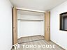 収納：可動棚（または固定棚）が配備され、高さを調節しながら無駄なく荷物を詰め込める機能的な物入れ。散らかりがちな日用品のストックや掃除用具などを一箇所に集約できるため、住まい全体の美観をキープできます。