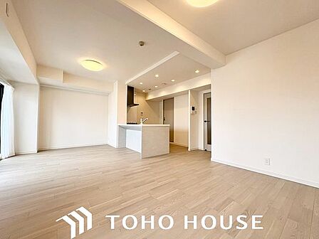 大きな窓のあるリビングは明るく解放感溢れる空間。居心地良くご家族皆が寛げる憩いの空間です。生活の中心となるLDKが広いので、家族とのコミュニケーションを促進する拘り設計となっています。