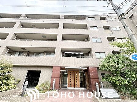 街に溶け合う美しい景観を生みだしているにも関わらず、採光や風通しを考えて設計された間取り。近隣との視線を考え、街全体で調整される窓位置。外観だけでなく、そこに住まうご家族の心地よさを最優先しました。