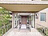 エントランス：居住者の安全面やプライバシーに配慮して設計されたエントランス。不審者の侵入や部外者の立ち入りを未然に防ぐ防犯対策（またはオートロック等）が施されており、日々の暮らしに確かな安心感をもたらします。