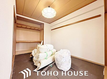 和室は有るだけでも落ち着く空間ですが、 「家族団らん」 「来客時の客間」 等々多目的なスペースとして活用出来る便利な空間です。