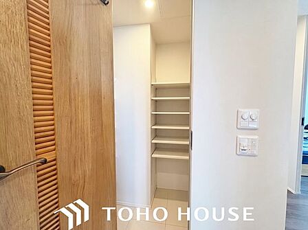これがあれば、『ベビーカーの置場に困っていたの』 『主人のゴルフバッグがちょっと』なんて悩み事も解決です。※現況写真にAIによる画像処理(家具等を消す)がされています。