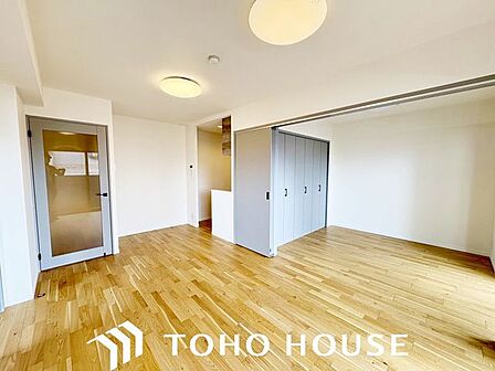 光と風があふれる開放的なリビングダイニングには自然と家族みんなが集まってきます。明るく穏やかな空気のなかで飲んだり、食べたり、笑ったり。