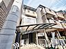 外観：エントランスへと続くゆとりあるアプローチと、視覚的な開放感を備えた外観設計。敷地内の植栽や共有スペースもすっきりと整備されており、居住者や訪れる人々を落ち着いた雰囲気で迎え入れます。