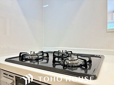 複数のお料理を同時に進められる3口ガスコンロ。お料理の効率が上がり、日々の家事の時短につながります。