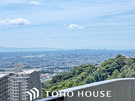 こちらのお部屋の一番の特徴は、高台、11階、角部屋からのパノラマの眺望です。南東側の大阪平野~北、北西側にかけての中山連山の「緑」ひとつなぎのパノラマビューは「美しい!」の一言です。