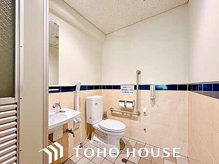マンションロビーには共用トイレがございます。こちらのトイレも清掃がしっかりとされており、清潔に保たれています。管理体制がしっかりしているかどうかはこういったところに現れてくるものです。