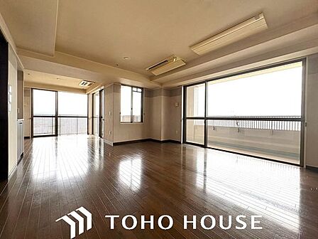 お洒落な木目の風合いが柔らかな陽光に照らされ、何とも言えない高級感を生み出します。造りこんだ空間演出の妙が生み出す光と質のハーモニーはこの住宅のクオリティの良さを実感させてくれます。