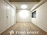 洋室：各お部屋を最大限広く使って頂ける様、全居住スペースに収納を完備しております。プライベートルームはゆったりと快適に。