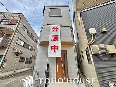 外観:主流となりつつある外壁サイディングは、雨で汚れを落とす効果もあり、お住まいの美観を保つ効果は永く住まううえで重宝する筈です。定期的に高圧洗浄でセルフメンテナンスをするのも長持ちの秘訣。 外観:主流となりつつある外壁サイディングは、雨で汚れを落とす効果もあり、お住まいの美観を保つ効果は永く住まううえで重宝する筈です。定期的に高圧洗浄でセルフメンテナンスをするのも長持ちの秘訣。