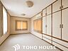 室内：※写真に映りこんだ家具等を、バーチャル加工で空室化したイメージです。一つ屋根の下にそれぞれの暮らしがある。お部屋ぐらいは自分の価値観で自由にしたい。