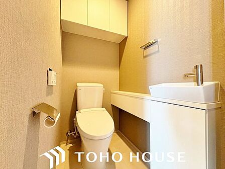 ホワイトを基調とした、清潔感あふれるシンプルなトイレ空間。限られたスペースながらも、お手入れのしやすい床材やクロスが採用されており、日々の掃除がスムーズに行える機能的な造りに仕上がっています。