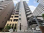 その邸が魅せる、気品・上質・重厚感・極細やかさ、そのすべては訪れた者に安らぎと品性を与える特別な空間です。ここに住むからこそ意味がある。すべての（始まり）をここから迎えます。