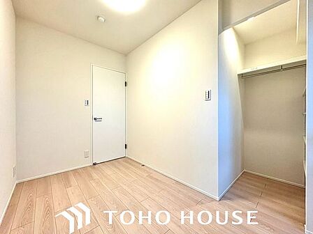 住まう方自身でカスタマイズして頂けるように「シンプル」にデザインされた室内。家具やレイアウトでお好みの空間を創り上げられます。