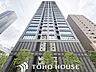 外観：周囲の街並みと美しく調和する、洗練されたデザインの外観。飽きのこないシンプルなカラーリングとスタイリッシュなフォルムが、住まいとしてのクオリティの高さと落ち着いた佇まいを演出します。