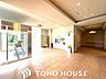 エントランス：将来的な売却を視野に入れ探す場合には、資産価値はやはり重視したい。その一方で、長く住む街を探したいと思うのであれば、自分自身が住みやすい街かどうかという視点も大切。