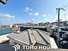 その他：日々の暮らしに心地よいゆとりを与えてくれる、窓からのスッキリとした景色。空を近くに感じられる開放感があり、日中は室内に明るい光をもたらすため、天候や季節の移り変わりを身近に実感できる眺望です。