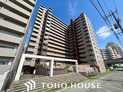外観:周囲の街並みと美しく調和する、洗練されたデザインの外観。飽きのこないシンプルなカラーリングとスタイリッシュなフォルムが、住まいとしてのクオリティの高さと落ち着いた佇まいを演出します。 外観:周囲の街並みと美しく調和する、洗練されたデザインの外観。飽きのこないシンプルなカラーリングとスタイリッシュなフォルムが、住まいとしてのクオリティの高さと落ち着いた佇まいを演出します。
