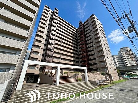 周囲の街並みと美しく調和する、洗練されたデザインの外観。飽きのこないシンプルなカラーリングとスタイリッシュなフォルムが、住まいとしてのクオリティの高さと落ち着いた佇まいを演出します。