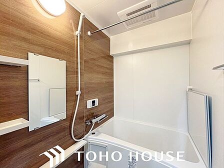 一日の疲れを穏やかに癒す、清潔感あふれるバスルーム。ゆったりと浸かれる浴槽や、水はけが良くお手入れのしやすい床材など、日々の使い勝手とメンテナンスのしやすさに配慮された快適な機能美空間です。