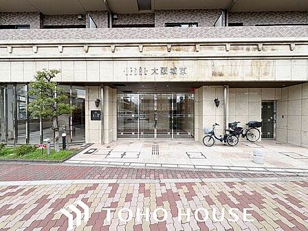 毎日の行き帰りで必ず通行する、住まいの顔となるエントランス空間。流行に左右されないオーソドックスでシンプルな設計となっており、居住者や訪れる人々を落ち着いた雰囲気でスムーズに迎え入れます。