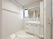 ～洗面脱衣所・洗面台～洗濯機置き場、床下収納、洗面台がついておりまして、三面鏡タイプのワイドな洗面化粧台を採用をし、キャビネット収納はぎっしり色々収納ができる使用となっております♪