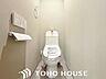 トイレ：ホワイトを基調とした、清潔感あふれるシンプルなトイレ空間。限られたスペースながらも、お手入れのしやすい床材やクロスが採用されており、日々の掃除がスムーズに行える機能的な造りに仕上がっています。