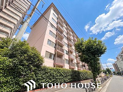 外観：堅牢で安心感のある佇まいの鉄筋コンクリート（RC）造マンション。長期にわたって安定した住環境を維持しやすい確かな構造と、飽きのこないシンプルなデザインが周囲の街並みに美しく溶け込みます。