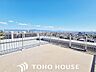 バルコニー：日差しを遮るもののないルーフバルコニー。たくさんの日差しと風を受け洗濯物もすぐに乾きそうですね。さらに、お子様のプールや家庭菜園と楽し方いろいろです。※現況写真にAIによる画像処理がされています。