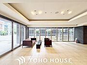 広々としたマンションのロビー。明るく開放的な空間で来訪者との待ち合わせにもぴったりな空間です。