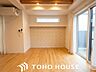 洋室：※写真に映り込んだ家具等を、バーチャル加工で空室化したイメージです。温かみのあるフローリングの洋室。窓から自然光が入り、寝室や子ども部屋など多様な用途に対応します。