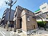 外観：陽光を効率よく取り込めるよう、窓の配置や建物の形状に配慮された設計。外からの視線を適度に遮りながらも、室内に明るい光と心地よい風を届ける工夫が外観デザインからも見て取れます。