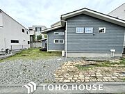 街に溶け合う美しい景観を生みだしているにも関わらず、採光や風通しを考えて設計された間取り。近隣との視線を考え、街全体で調整される窓位置。外観だけでなく、そこに住まうご家族の心地よさを最優先しました。
