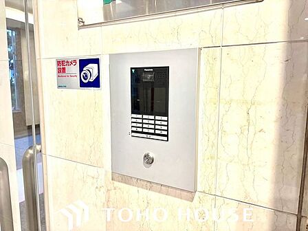 エントランスには防犯面に配慮したオートロックを設置。関係者以外の立ち入りを制限できるため、プライバシーが守られた落ち着きある暮らしを実現します。