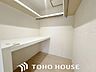 その他：余分なものをまとめて収納してお部屋の中をすっきりできます。衣類をまとめてしまえるため管理がしやすく、スーツケースやゴルフバッグ、スキー用品といった大型用品や季節品まで収納が可能です。