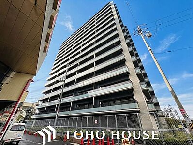外観：ガラスパネルを採用したバルコニーがモダンな印象を与え、採光性も高めています。駅前エリアの利便性を享受できる恵まれたロケーションです。※CG加工により晴天にしています。