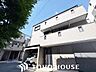 外観：陽光を効率よく取り込めるよう、窓の配置や建物の形状に配慮された設計。外からの視線を適度に遮りながらも、室内に明るい光と心地よい風を届ける工夫が外観デザインからも見て取れます。