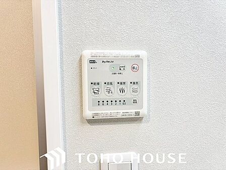 冬場にはヒヤッとしないように暖房機能、梅雨の時期には乾燥等、機能的で清潔感溢れる浴室。快適・清潔な空間で心も体もオフになる時間を楽しむことが可能です。