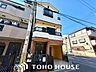 外観：萱島駅徒歩10分で通勤・通学快適！内外装リノベーション済みのきれいな住まいに生まれ変わりました。無料駐車場1台完備でマイカー所有の方にも最適です。